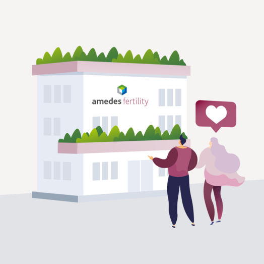 Illustration eines Paares, das vor einem modernen Gebäude mit der Aufschrift "amedes fertility" steht, mit Grün auf dem Dach und den Balkonen. Das Paar blickt auf das Gebäude, und eine Sprechblase mit einem Herzsymbol ist über ihnen.